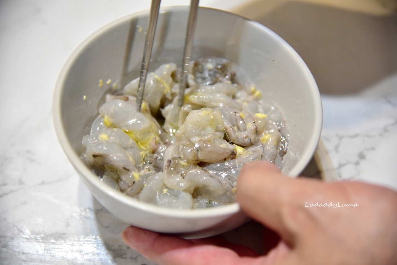 【食譜】蒜蓉椒鹽蝦球│蒜香四溢、鹹香彈牙的宴客菜