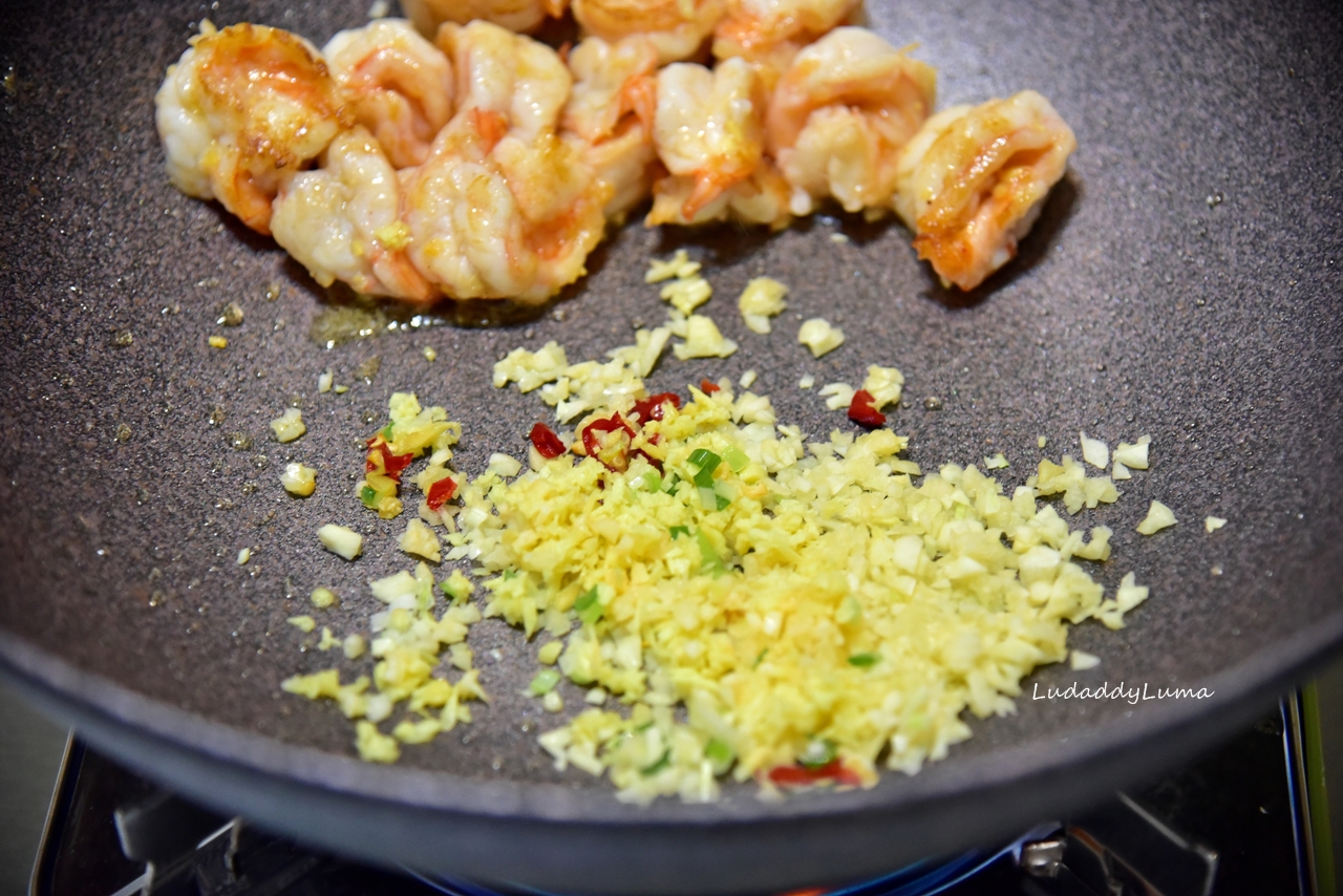 【食譜】蒜蓉椒鹽蝦球│蒜香四溢、鹹香彈牙的宴客菜