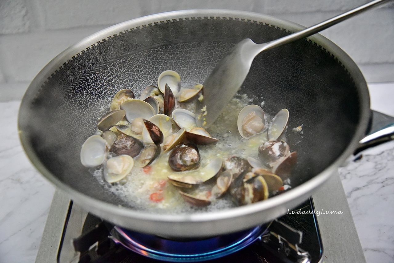 【食譜】蒜香白酒蛤蜊義大利麵│簡易鮮美的義大利麵