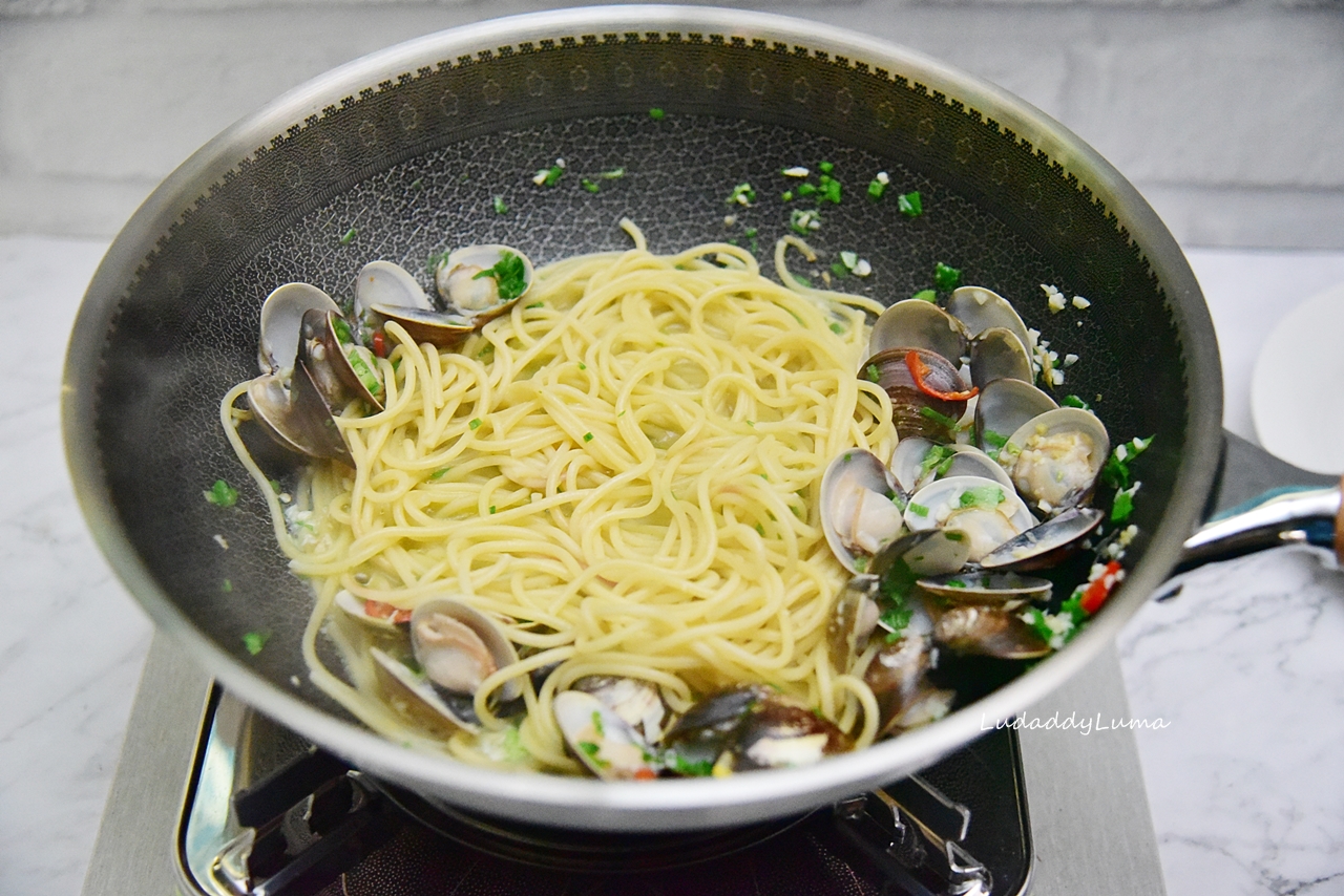 【食譜】蒜香白酒蛤蜊義大利麵│簡易鮮美的義大利麵