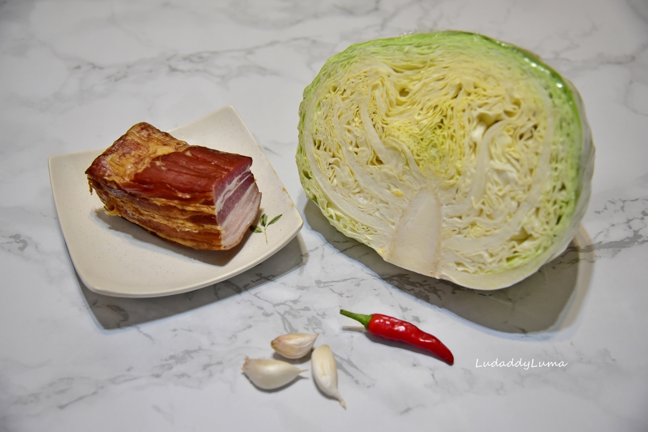 【食譜】臘肉炒高麗菜│手撕包菜、脆甜鹹香超下飯的家常小炒