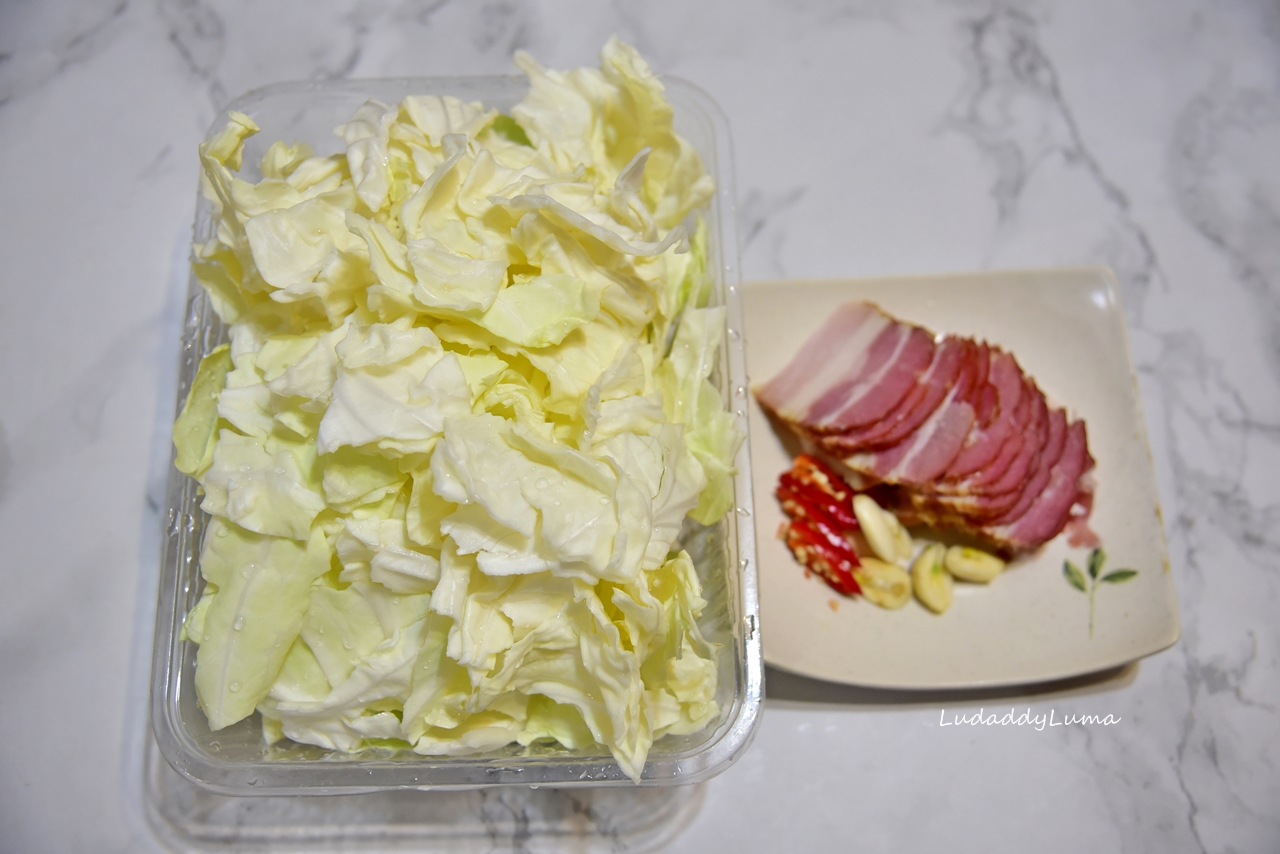 【食譜】臘肉炒高麗菜│手撕包菜、脆甜鹹香超下飯的家常小炒