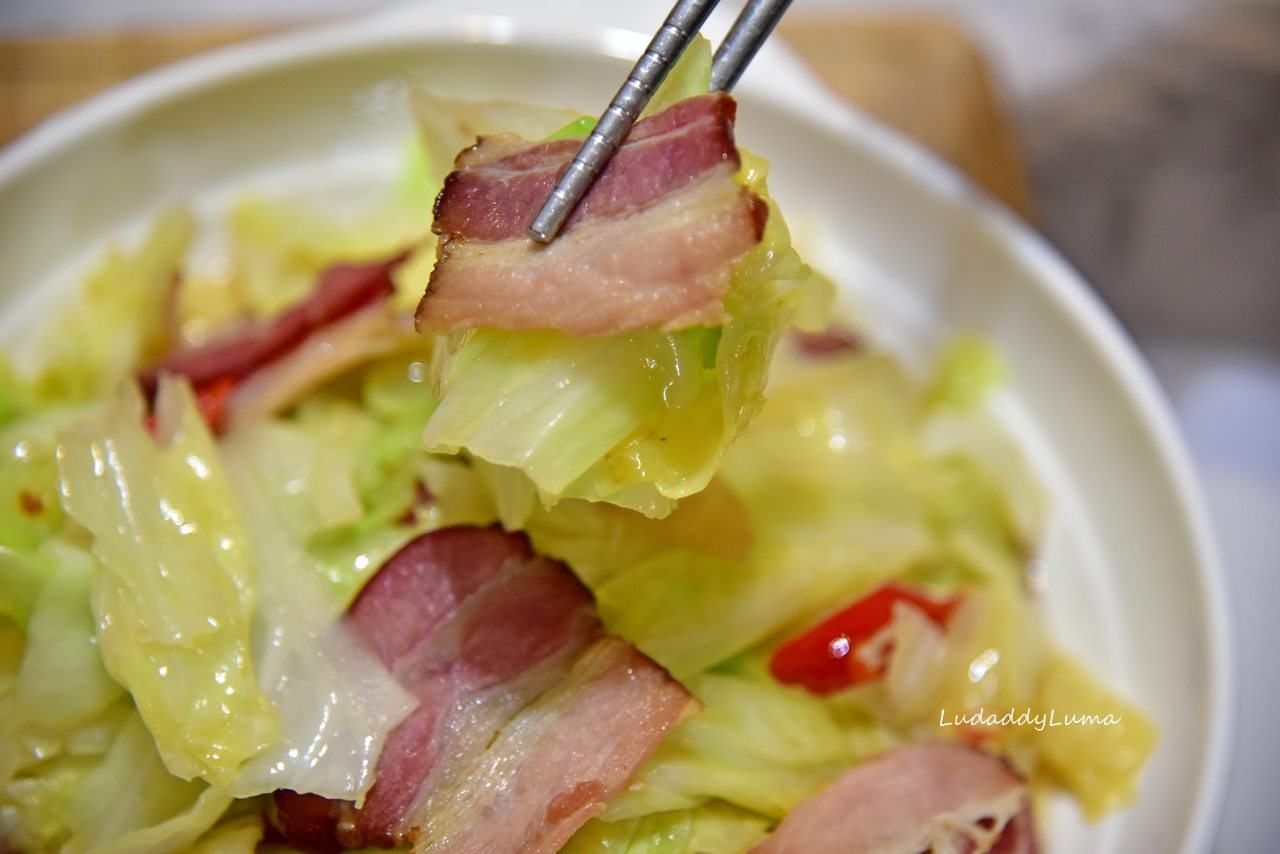 【食譜】臘肉炒高麗菜│手撕包菜、脆甜鹹香超下飯的家常小炒