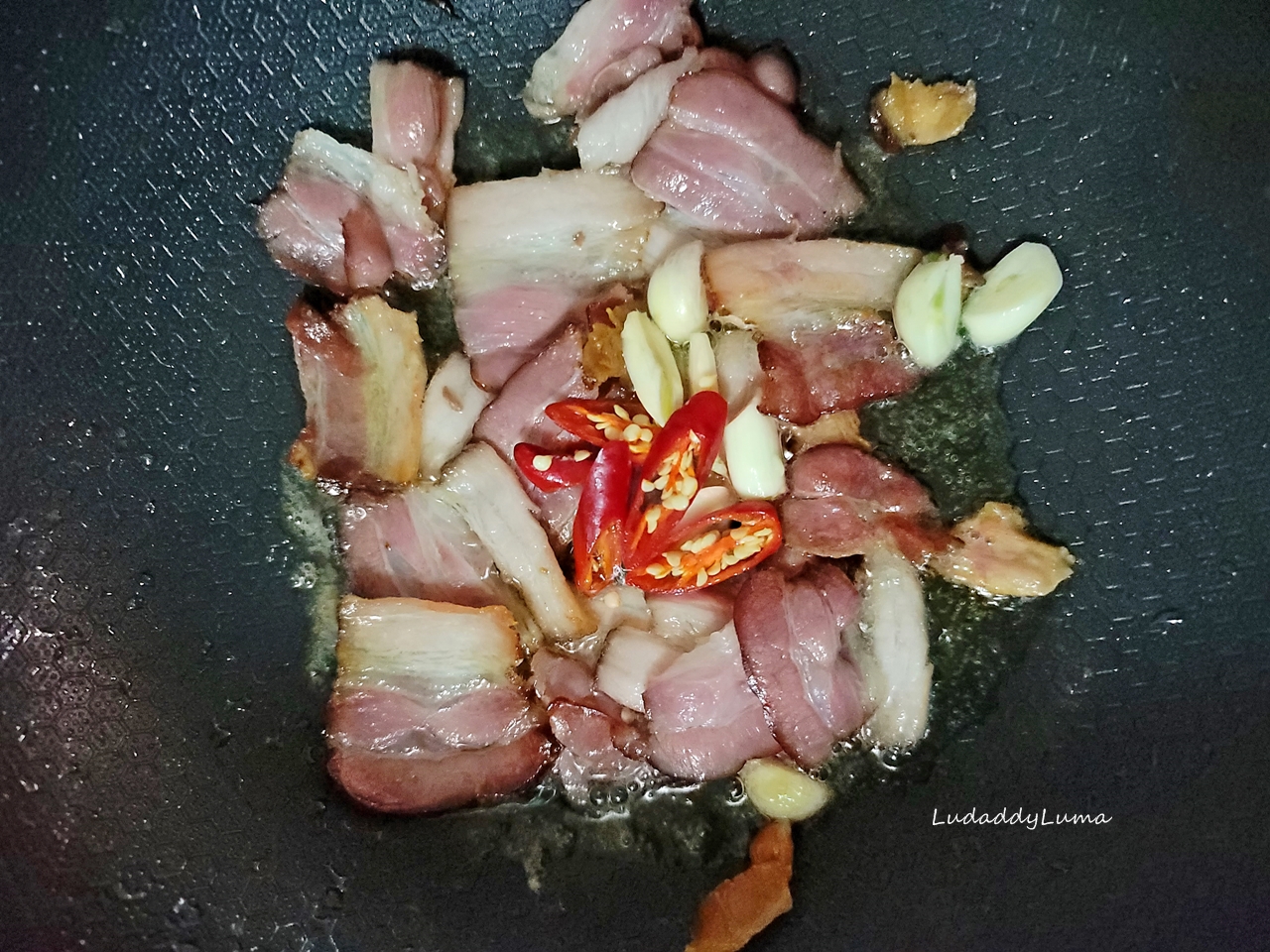 【食譜】臘肉炒高麗菜│手撕包菜、脆甜鹹香超下飯的家常小炒