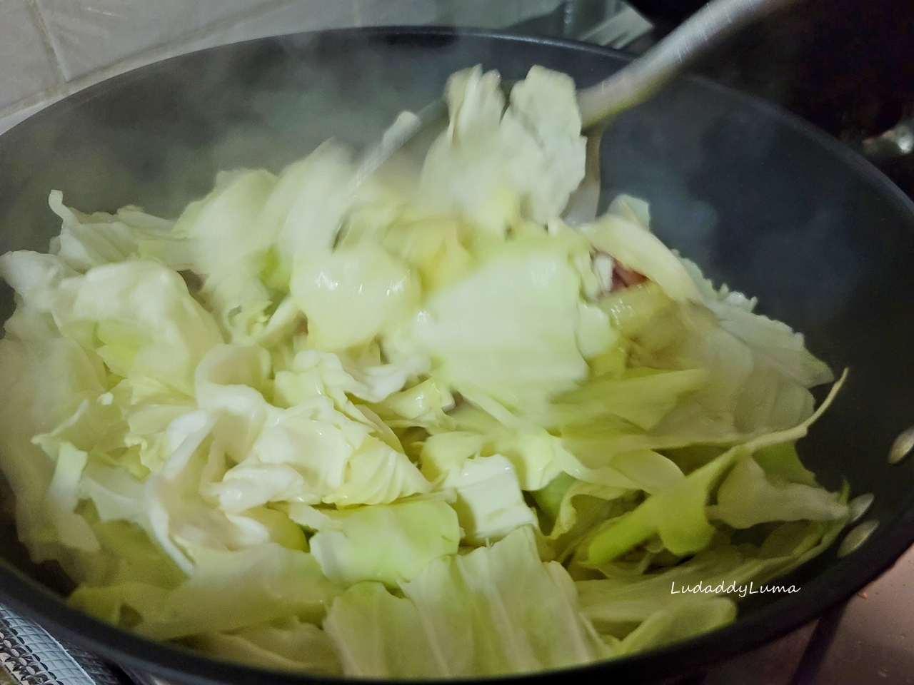 【食譜】臘肉炒高麗菜│手撕包菜、脆甜鹹香超下飯的家常小炒