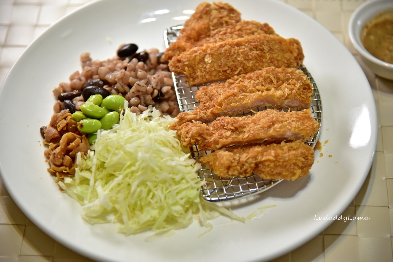 【食譜】外酥內嫩日式豬排‧簡易餐廳級豬排料理