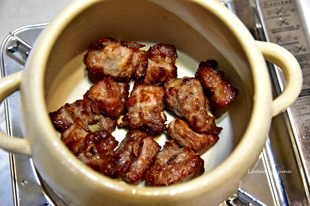 芋頭香菇排骨酥湯食譜｜用陶鍋燉出湯頭濃郁，芋香十足的排骨酥湯