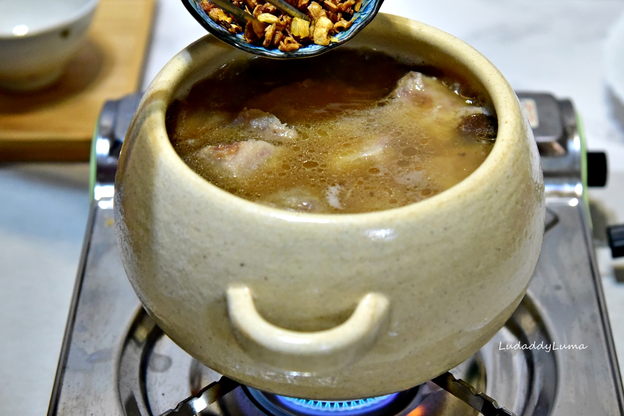 芋頭香菇排骨酥湯食譜｜用陶鍋燉出湯頭濃郁，芋香十足的排骨酥湯