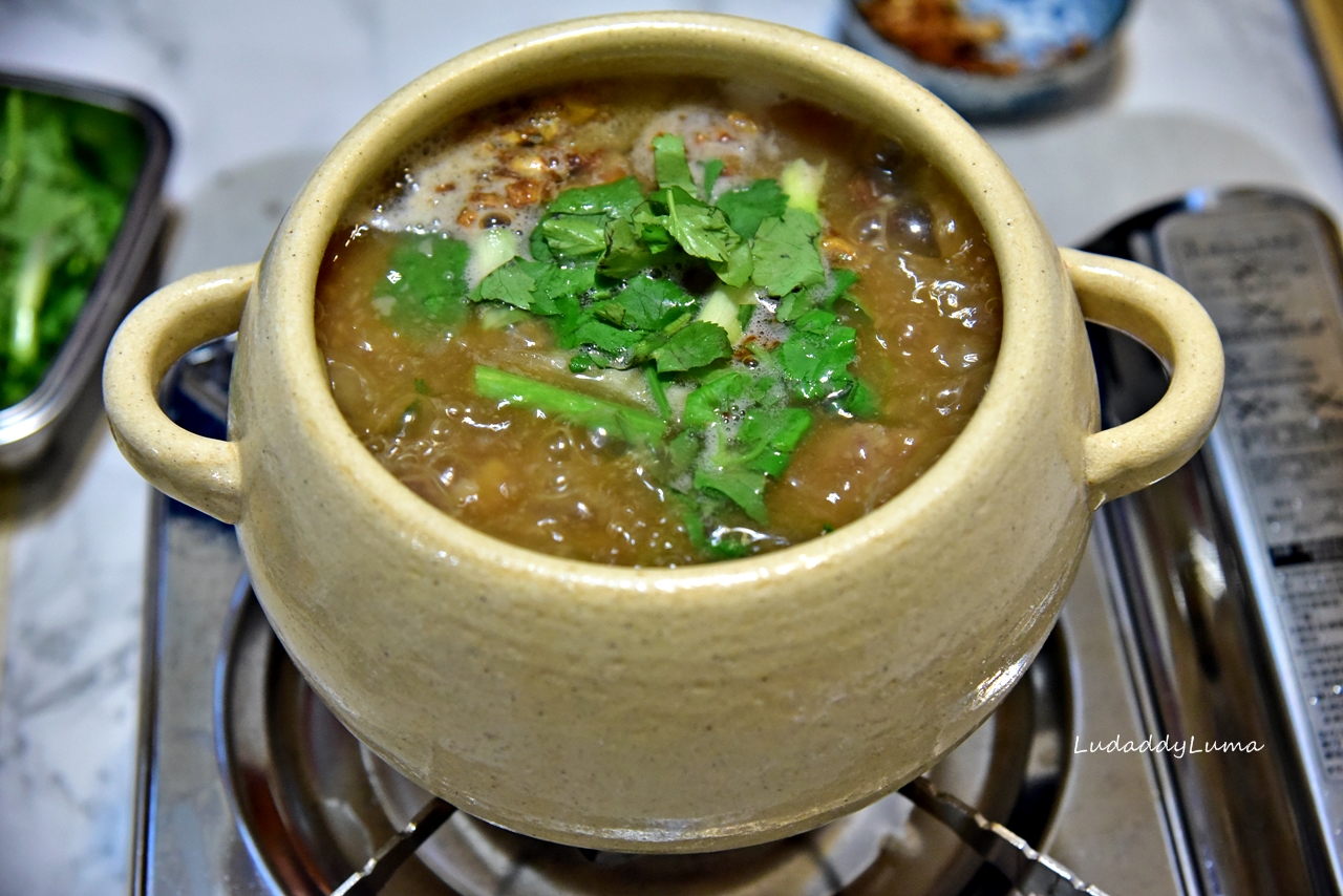 芋頭香菇排骨酥湯食譜｜用陶鍋燉出湯頭濃郁，芋香十足的排骨酥湯