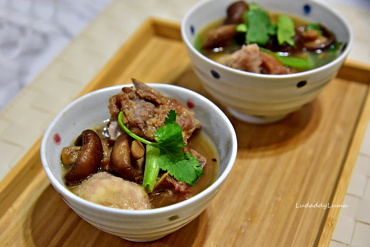 芋頭香菇排骨酥湯食譜｜用陶鍋燉出湯頭濃郁，芋香十足的排骨酥湯