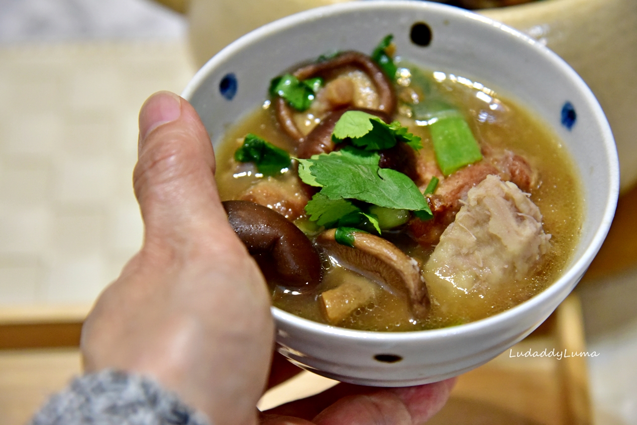 【食譜】湯頭濃郁香氣誘人的芋頭香菇排骨酥湯│万古燒職人陶鍋