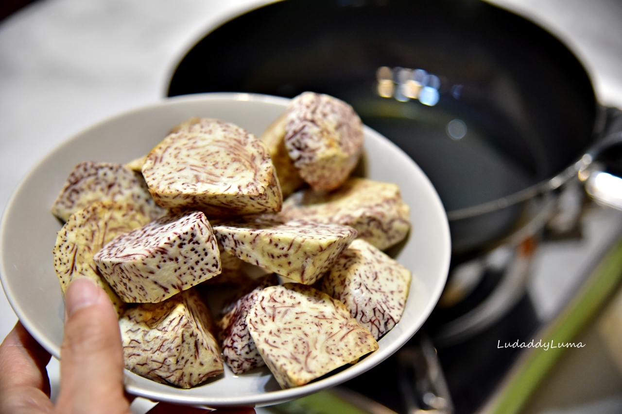 【食譜】湯頭濃郁香氣誘人的芋頭香菇排骨酥湯│万古燒職人陶鍋