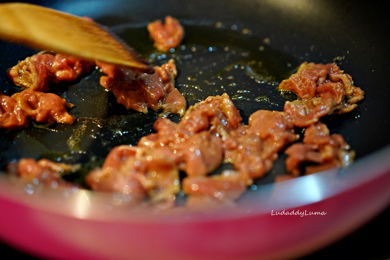 【食譜】家常熱炒│ 鮮香菇炒青椒牛肉鹹香帶汁又下飯