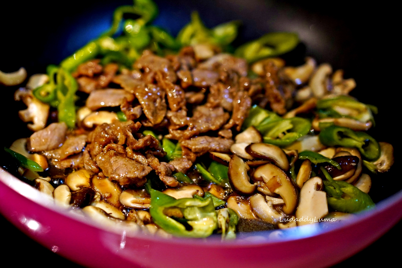 【食譜】家常熱炒│ 鮮香菇炒青椒牛肉鹹香帶汁又下飯