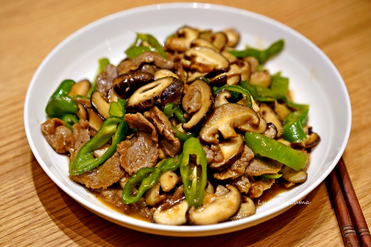 【食譜】家常熱炒│ 鮮香菇炒青椒牛肉鹹香帶汁又下飯