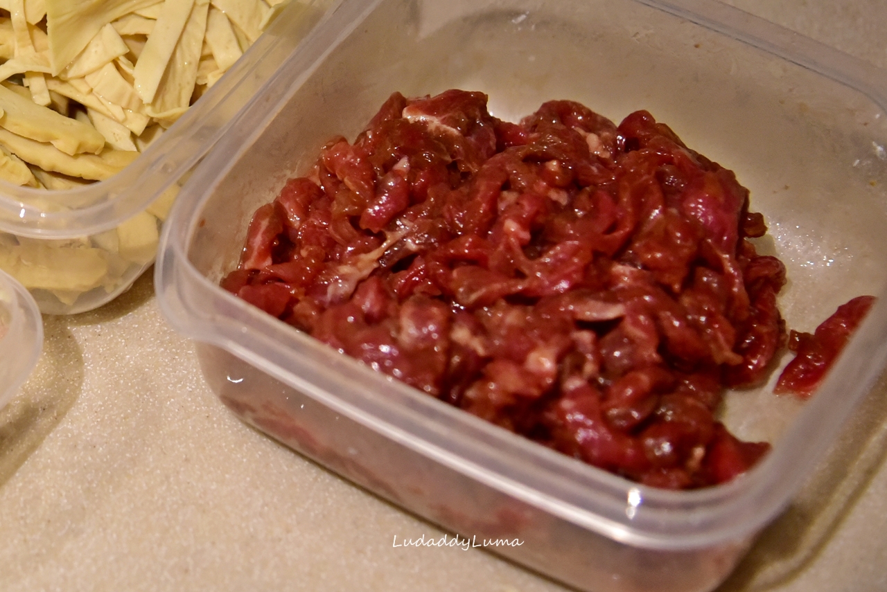 豆干絲炒牛肉│香菜炒牛肉，不但提味香氣四溢，開胃的下飯小炒