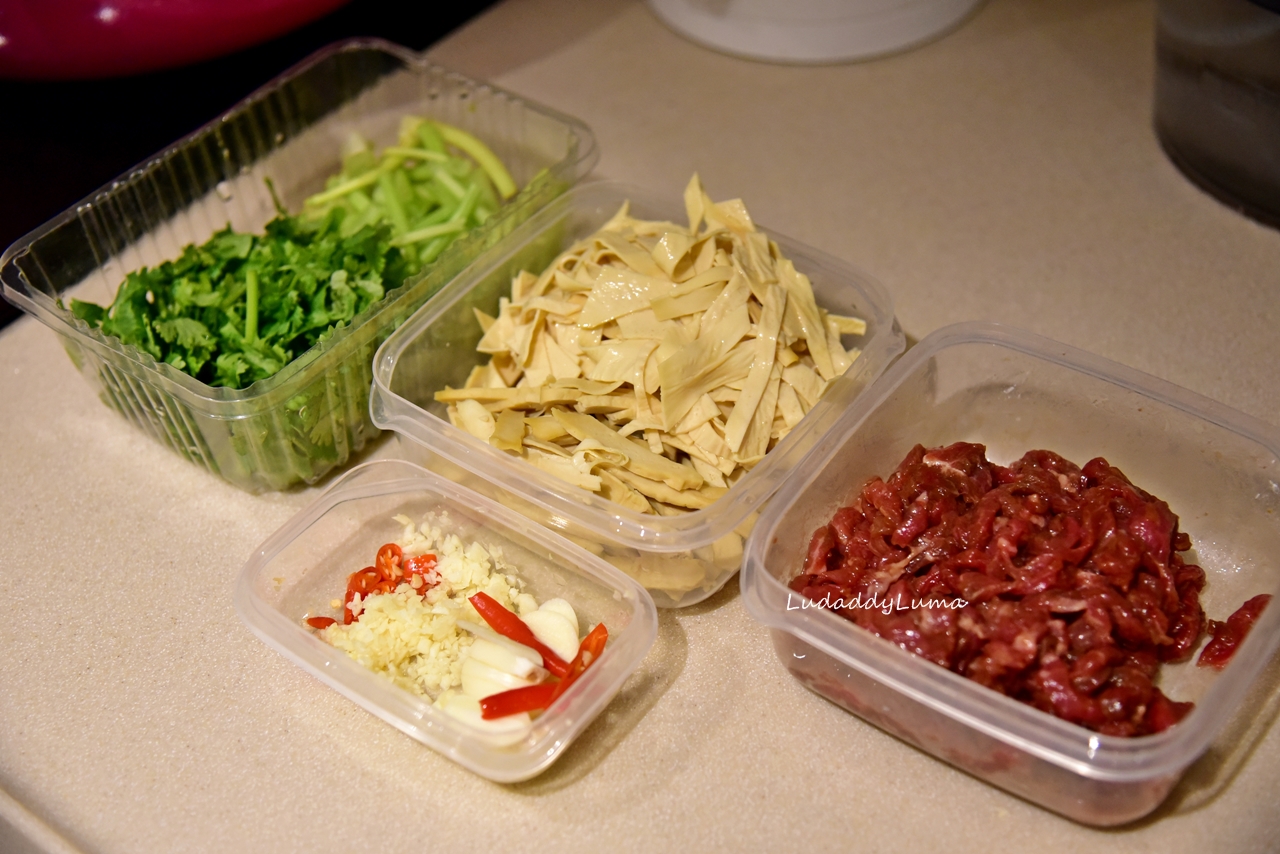 豆干絲炒牛肉│香菜炒牛肉，不但提味香氣四溢，開胃的下飯小炒