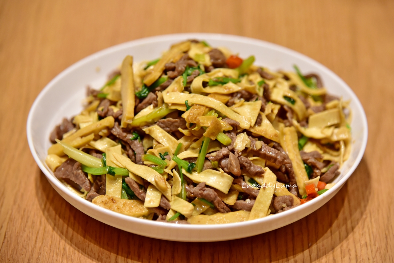 豆干絲炒牛肉│香菜炒牛肉，不但提味香氣四溢，開胃的下飯小炒