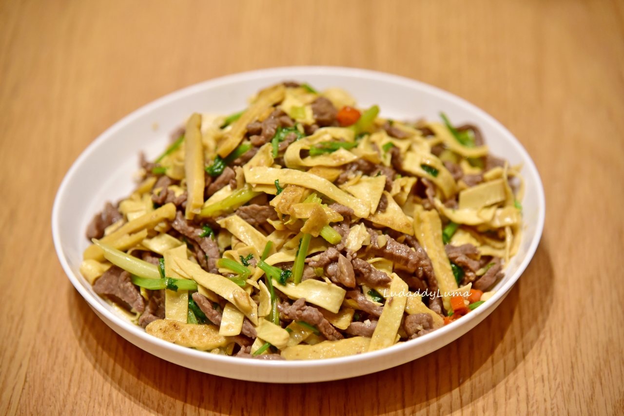 豆干絲炒牛肉│香菜炒牛肉，不但提味香氣四溢，開胃的下飯小炒