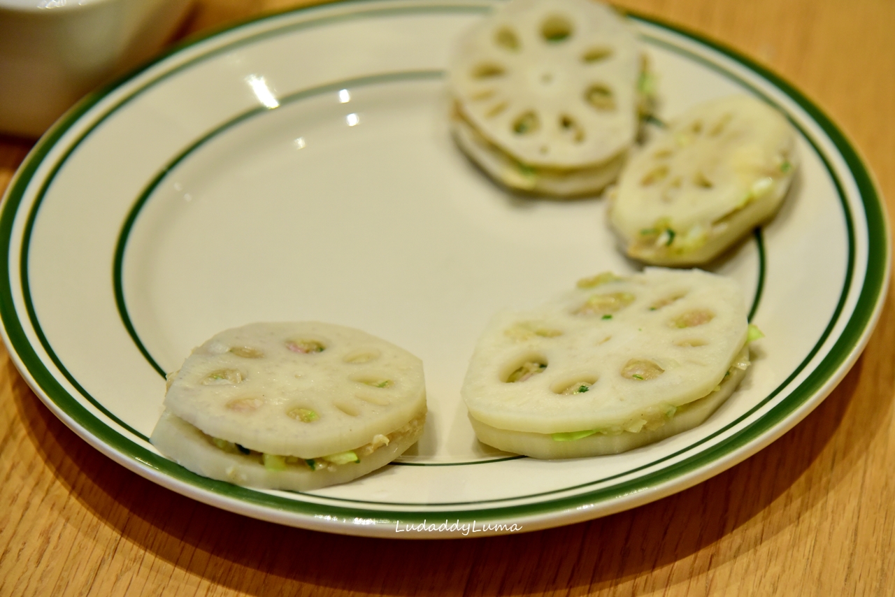 香酥炸藕盒、炸藕夾，外皮酥香，裡面蓮藕夾著肉餡香超美味