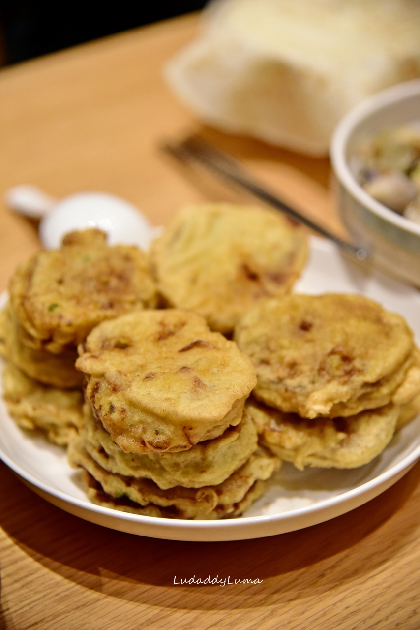 香酥炸藕盒、炸藕夾，外皮酥香，裡面蓮藕夾著肉餡香超美味