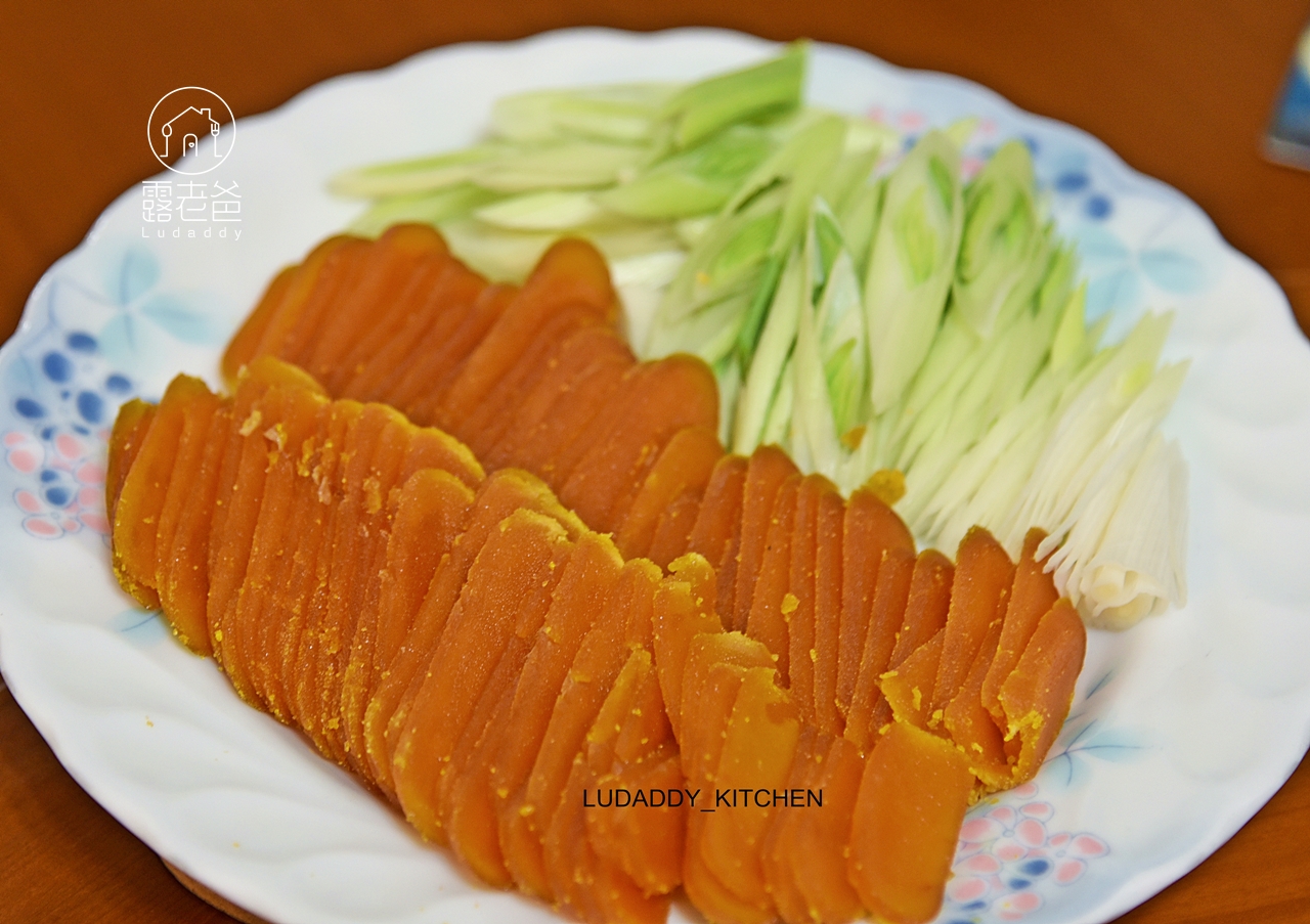 【食譜】烏魚子佐雪梨青蒜｜米酒乾烘烏魚子，口感香糯帶綿