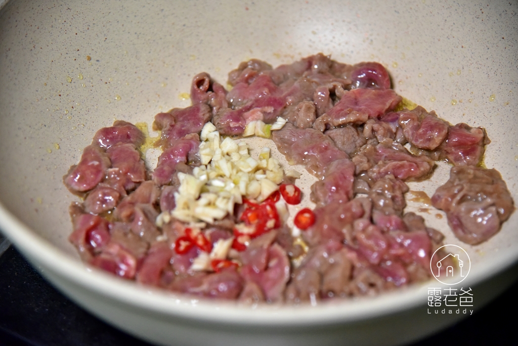 【食譜】川味香菜炒牛肉│牛肉口感嫩滑、椒麻香辣入味，下飯下酒兩相宜