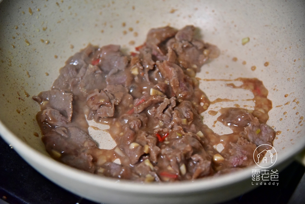 【食譜】川味香菜炒牛肉│牛肉口感嫩滑、椒麻香辣入味，下飯下酒兩相宜