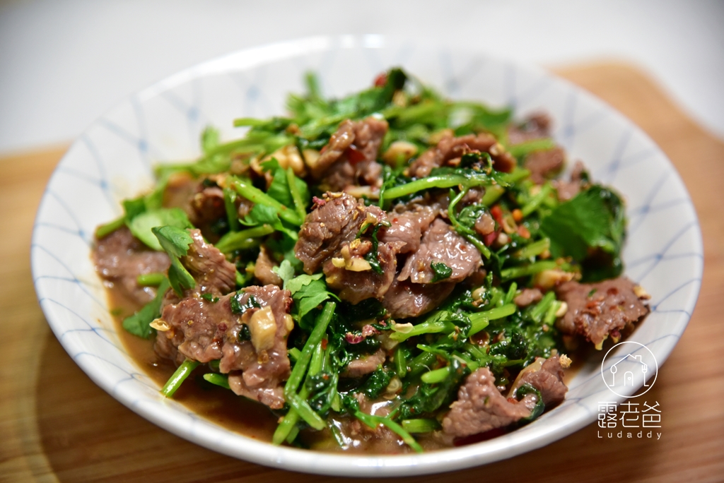 【食譜】川味香菜炒牛肉│牛肉口感嫩滑、椒麻香辣入味，下飯下酒兩相宜