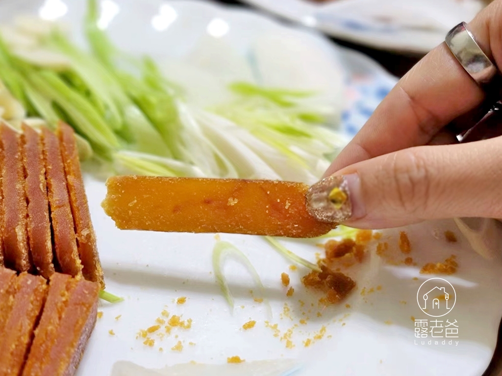 【食譜】烏魚子佐雪梨青蒜｜米酒乾烘烏魚子，口感香糯帶綿