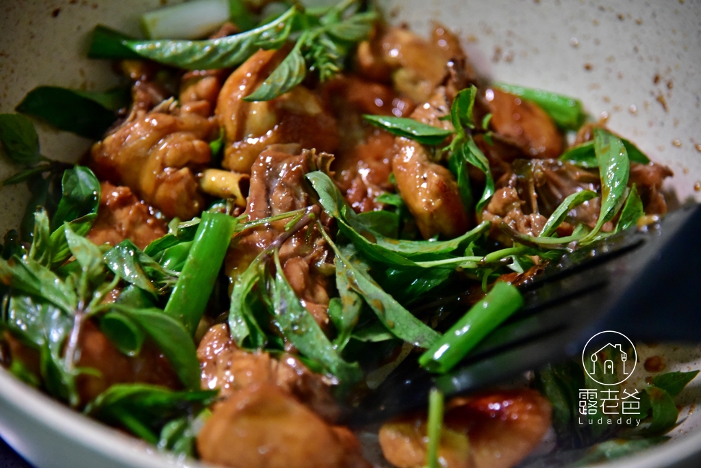 【食譜】三杯雞｜經典台菜料理，塔香四溢鹹香入味