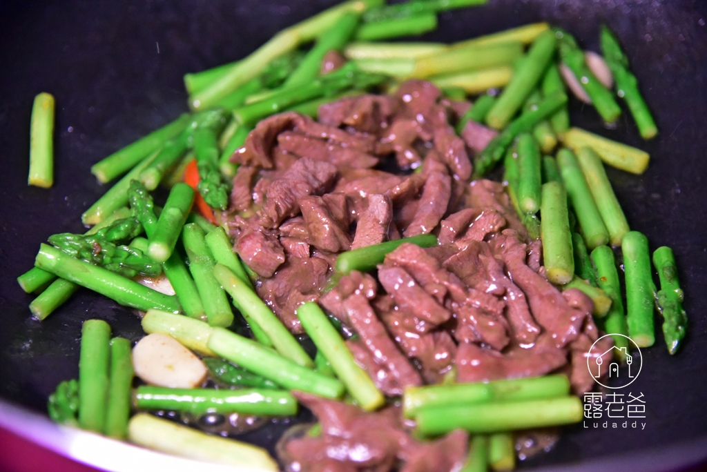 【食譜】蘆筍炒牛肉 │做法簡單家常快炒，營養美味口感嫩