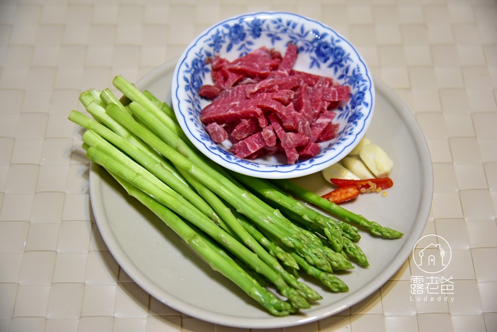 【食譜】蘆筍炒牛肉 │做法簡單家常快炒，營養美味口感嫩