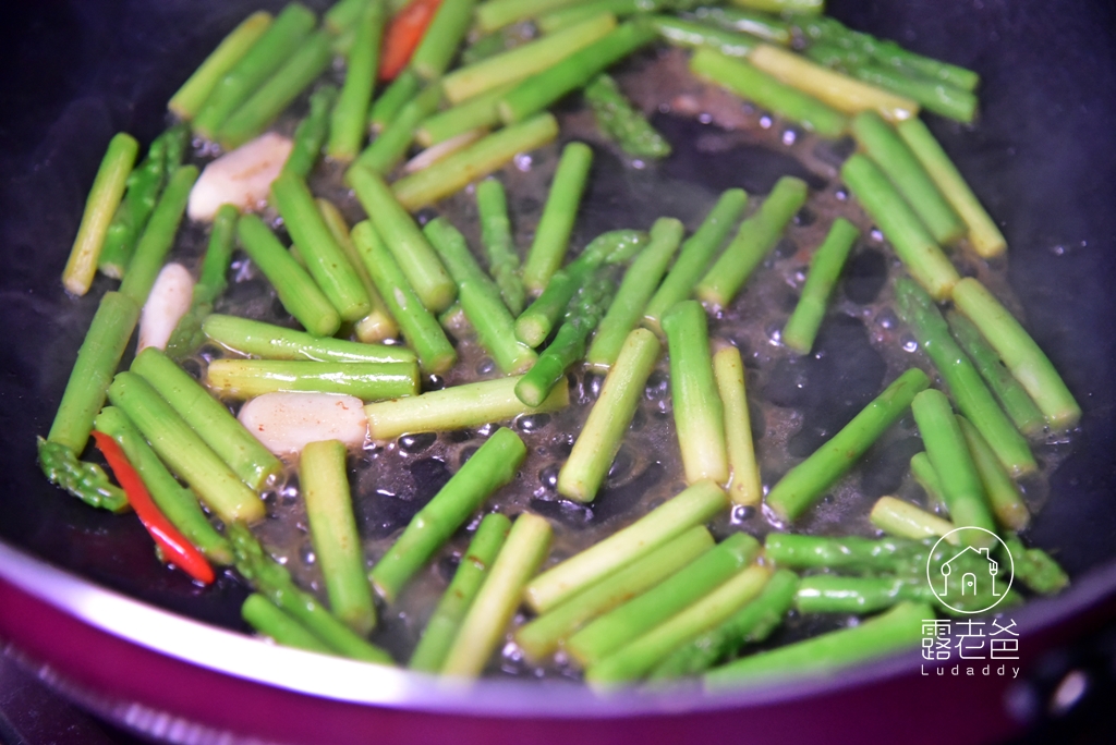 【食譜】蘆筍炒牛肉 │做法簡單家常快炒，營養美味口感嫩