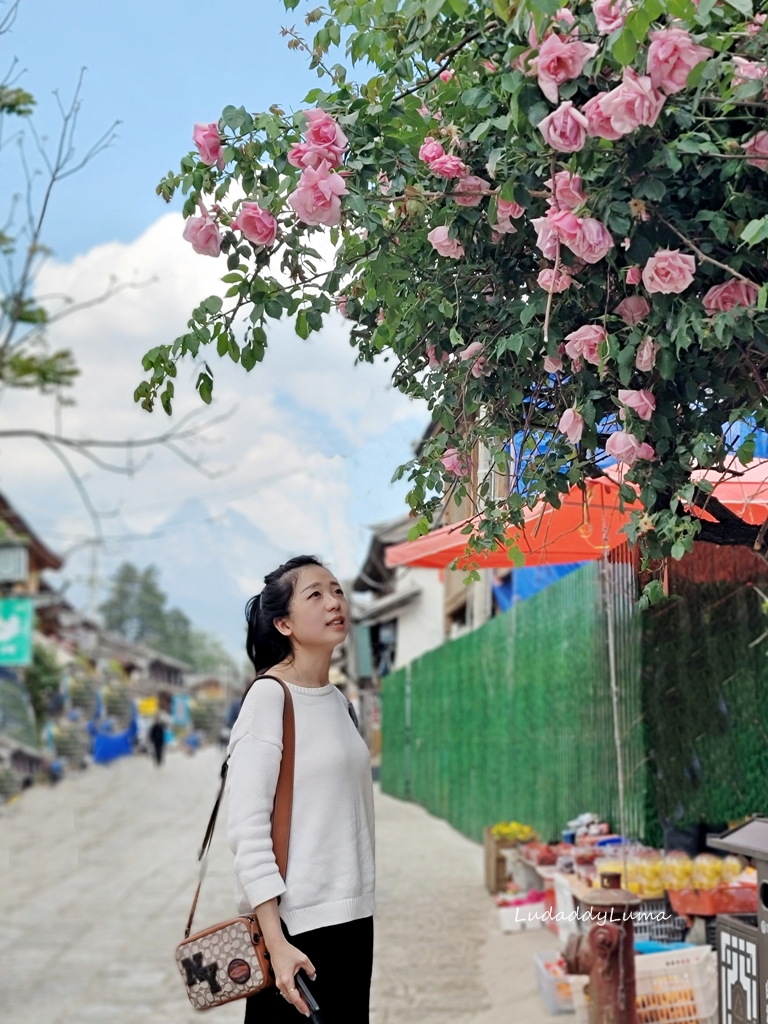 雲南旅遊│麗江白沙古鎮，抬頭就能看見雪山的古樸小鎮