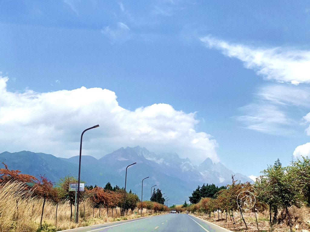 雲南旅遊│麗江白沙古鎮，抬頭就能看見雪山的古樸小鎮