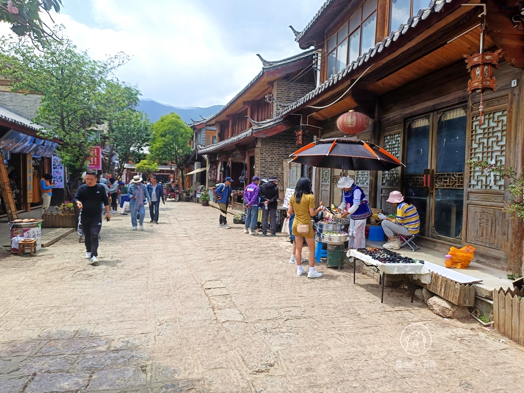 雲南旅遊│麗江白沙古鎮，抬頭就能看見雪山的古樸小鎮