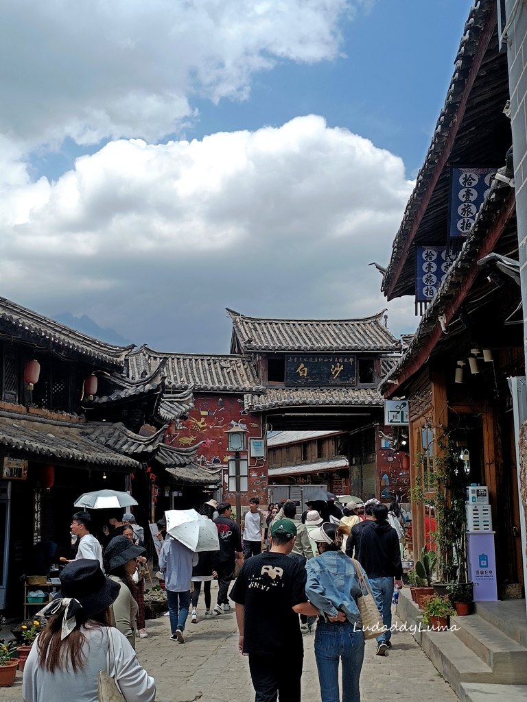 雲南旅遊│麗江白沙古鎮，抬頭就能看見雪山的古樸小鎮