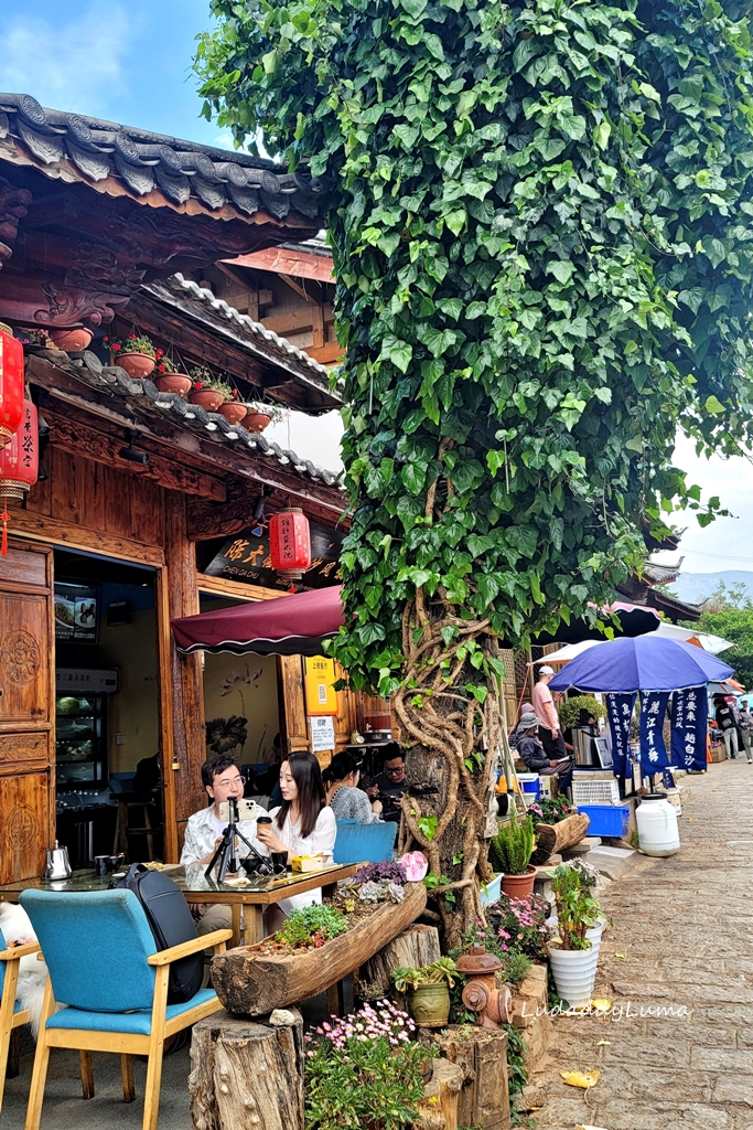 雲南旅遊│麗江白沙古鎮，抬頭就能看見雪山的古樸小鎮