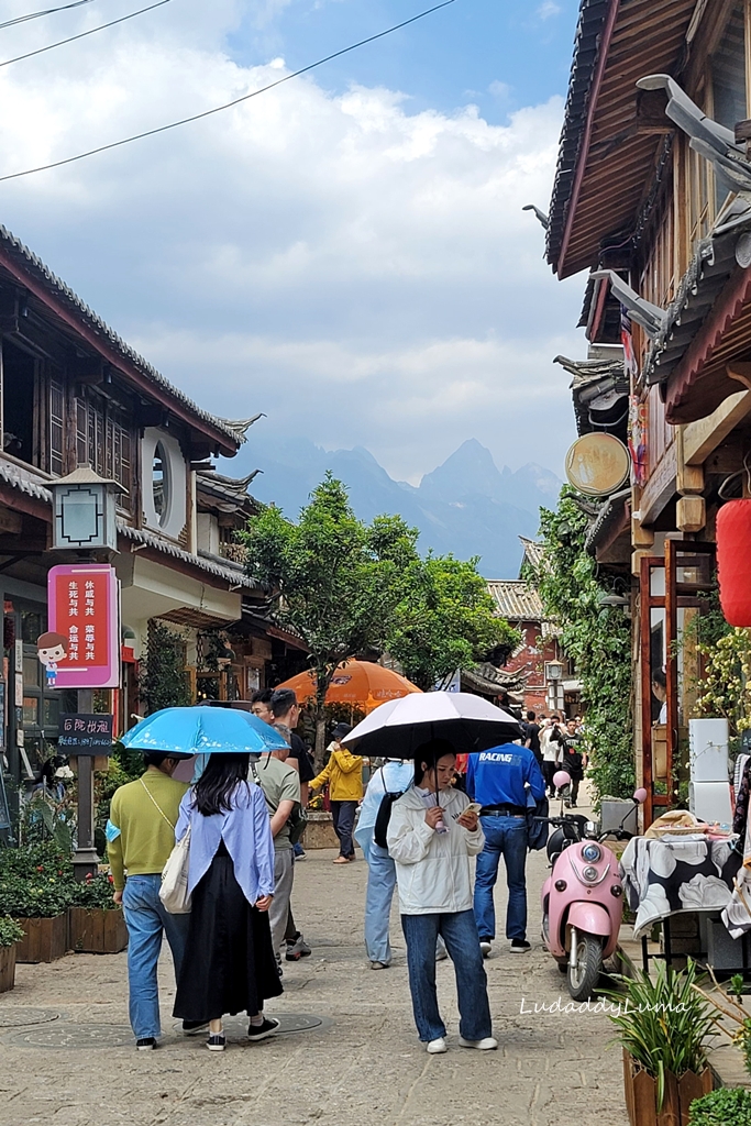 雲南旅遊│麗江白沙古鎮，抬頭就能看見雪山的古樸小鎮