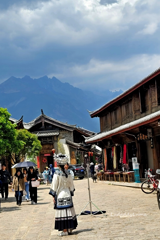 雲南旅遊│麗江白沙古鎮，抬頭就能看見雪山的古樸小鎮