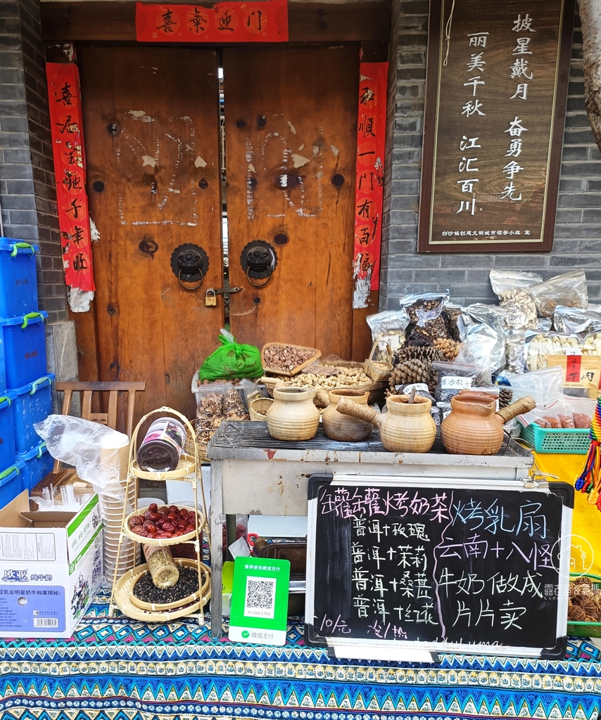 雲南旅遊│麗江白沙古鎮，抬頭就能看見雪山的古樸小鎮