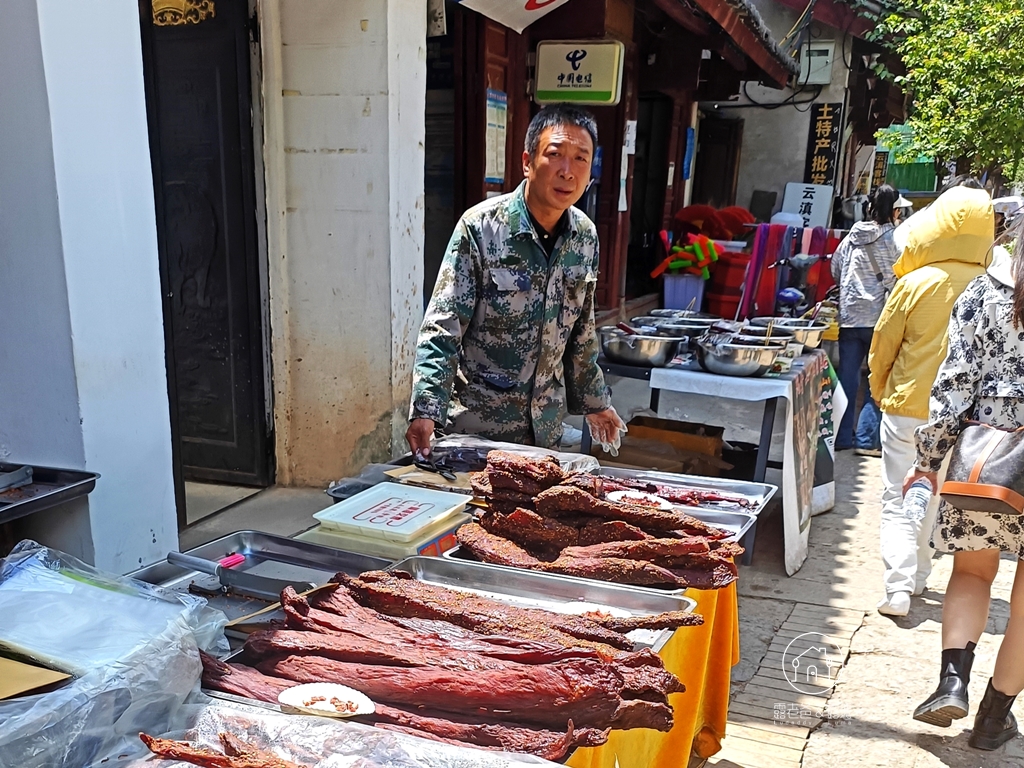 雲南旅遊│麗江白沙古鎮，抬頭就能看見雪山的古樸小鎮