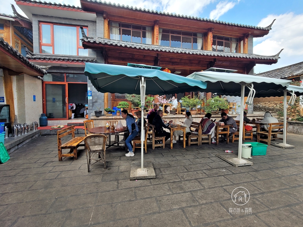 雲南旅遊│麗江白沙古鎮，抬頭就能看見雪山的古樸小鎮