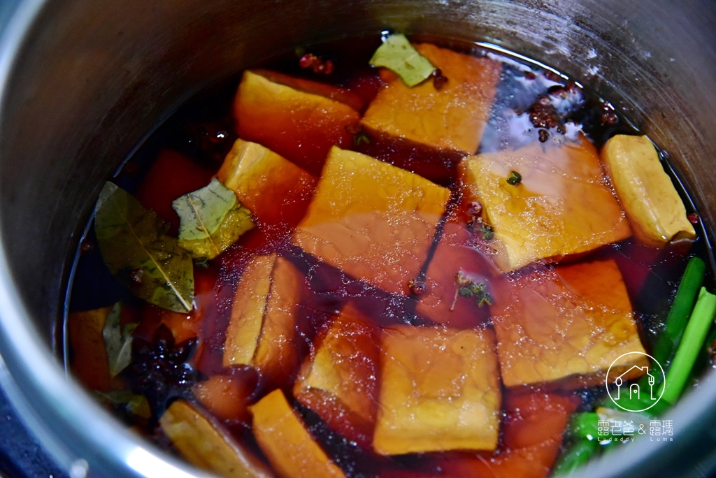 【食譜】滷豆干｜滿滿氣孔又軟嫩多汁的家常滷豆干方法！