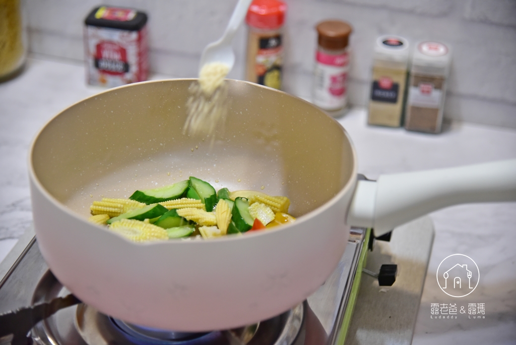 【食譜】時蔬炒蝦仁｜色澤繽紛、美味營養的蝦料理