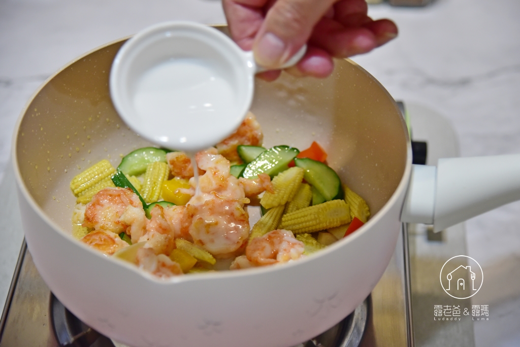 【食譜】時蔬炒蝦仁｜色澤繽紛、美味營養的蝦料理