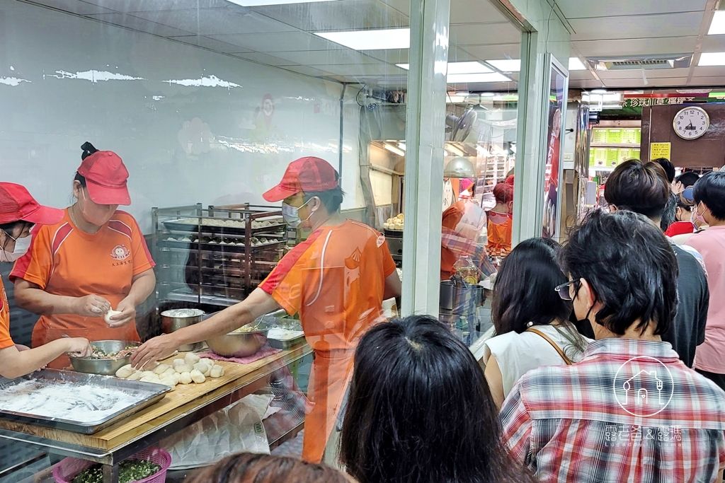 【 士林夜市美食】大上海生煎包｜ 士林美食推薦，麵皮Q軟肉餡香好吃的上海生煎