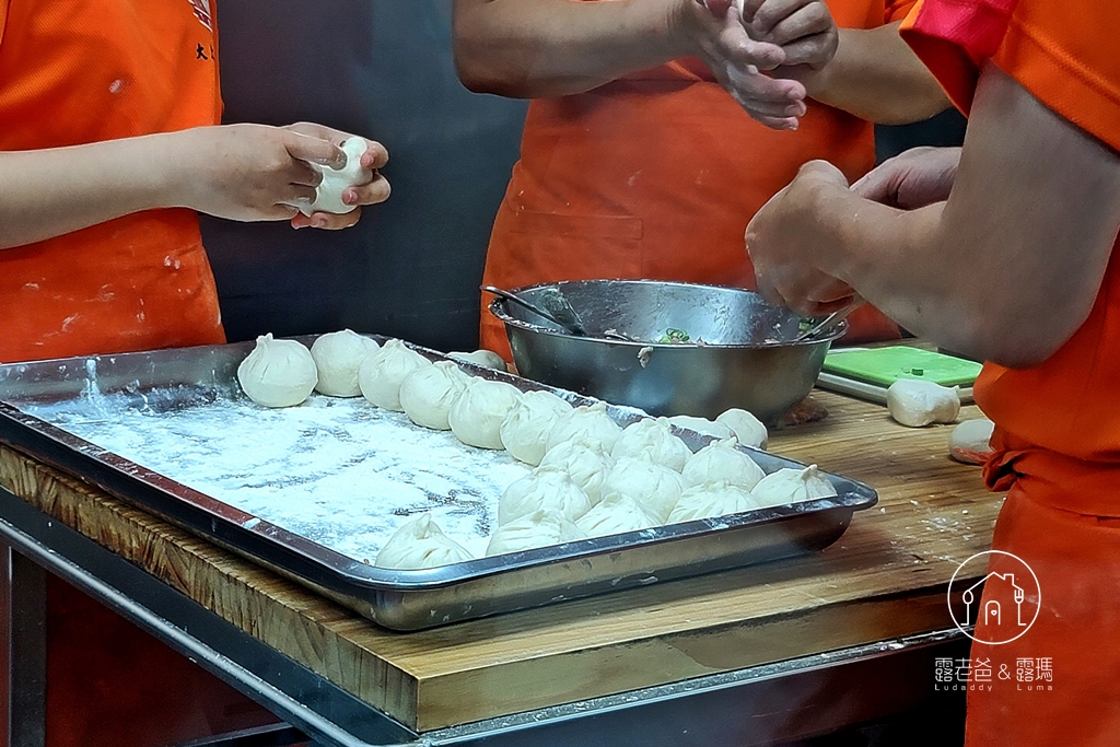 【 士林夜市美食】大上海生煎包｜ 士林美食推薦，麵皮Q軟肉餡香好吃的上海生煎