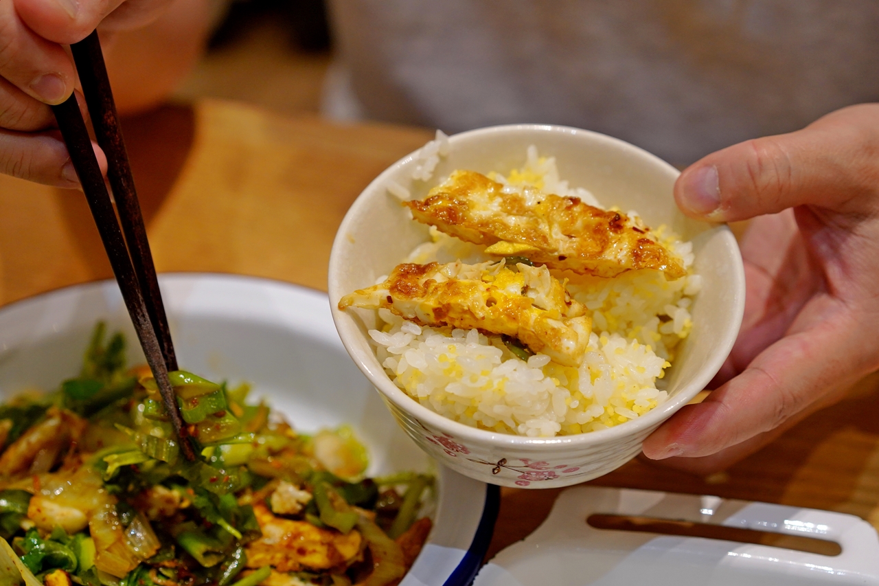 【食譜】辣炒荷包蛋｜鹹香帶辣超簡易的家常下飯菜